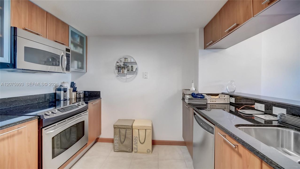 For Rent: $2,850 (1 beds, 1 baths, 839 Square Feet)