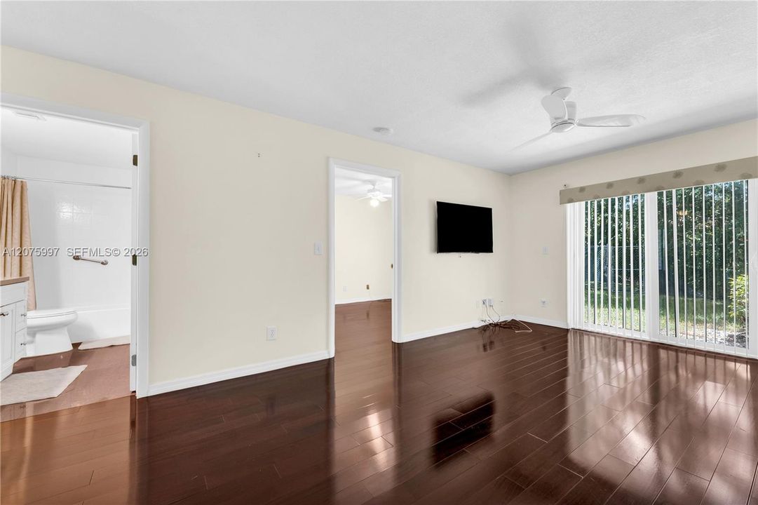 For Sale: $230,000 (1 beds, 1 baths, 610 Square Feet)