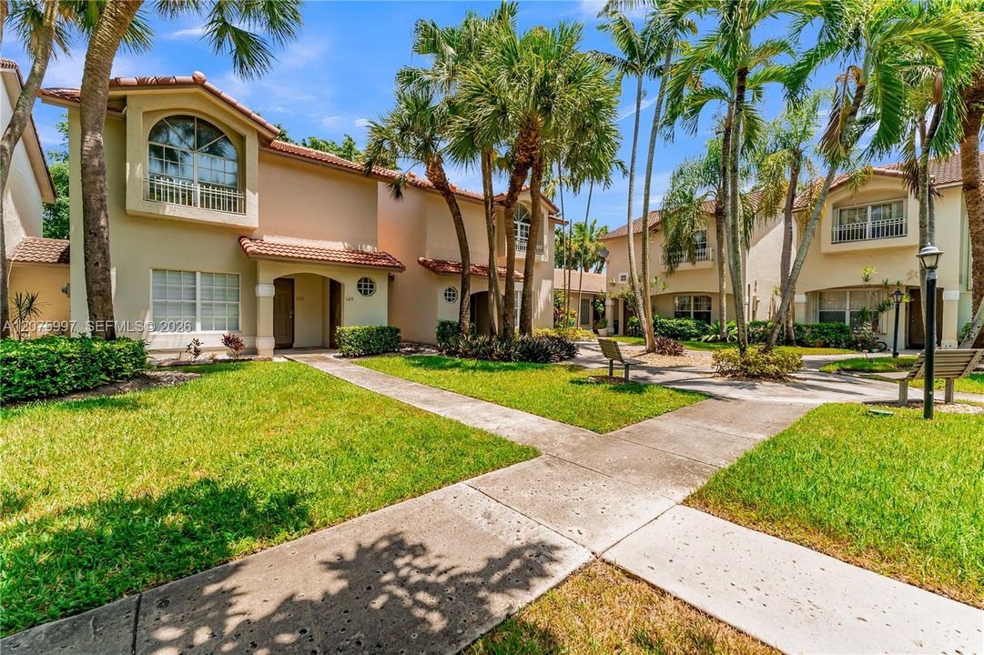 For Sale: $230,000 (1 beds, 1 baths, 610 Square Feet)