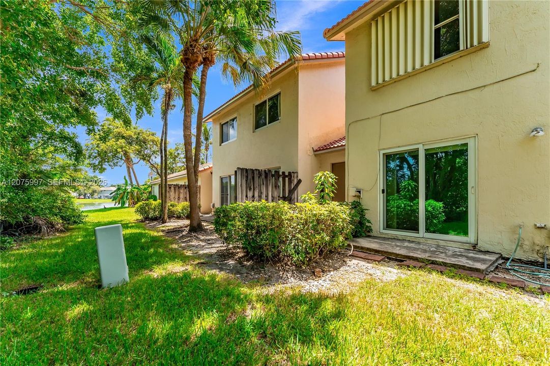 For Sale: $230,000 (1 beds, 1 baths, 610 Square Feet)