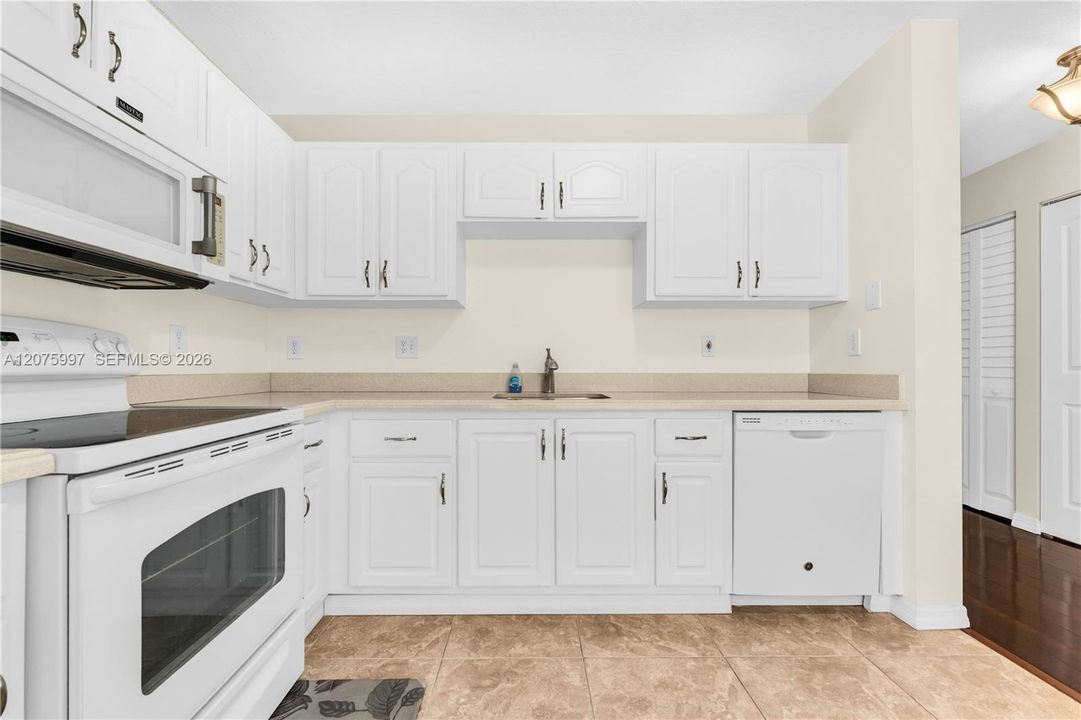 For Sale: $230,000 (1 beds, 1 baths, 610 Square Feet)
