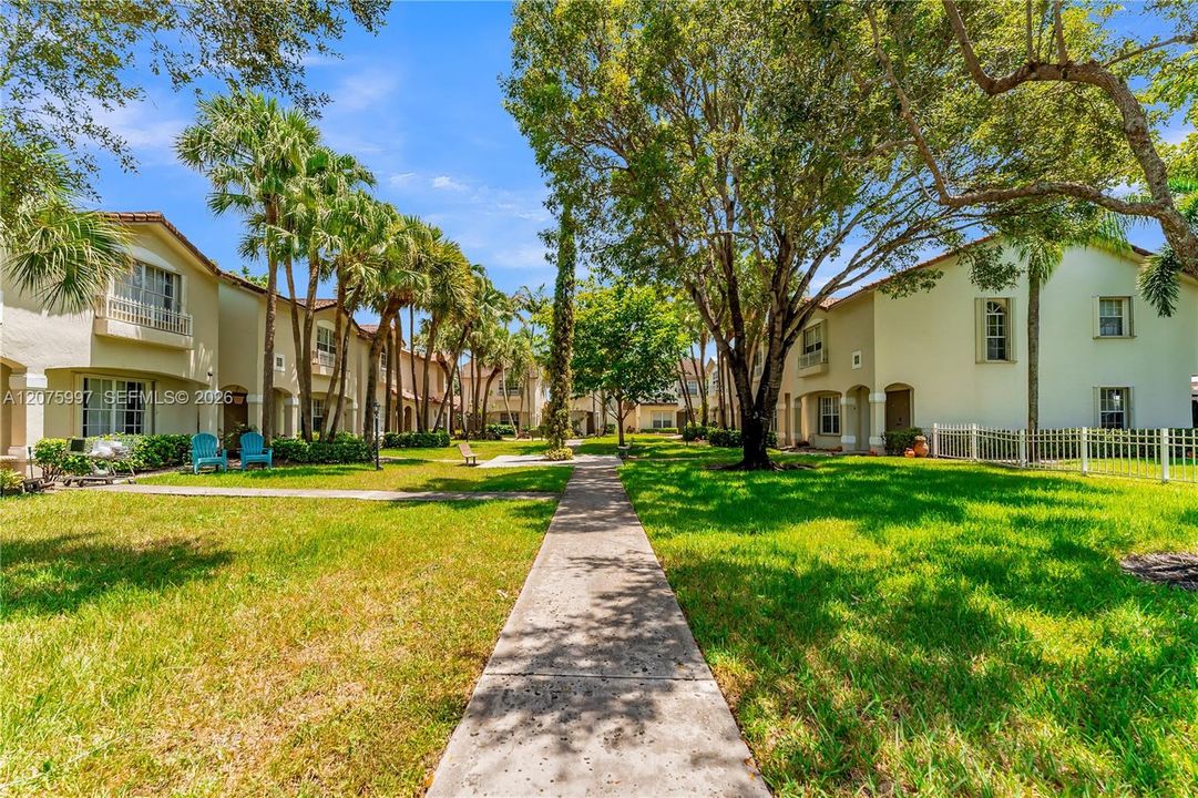 For Sale: $230,000 (1 beds, 1 baths, 610 Square Feet)