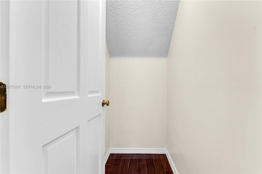 For Sale: $230,000 (1 beds, 1 baths, 610 Square Feet)