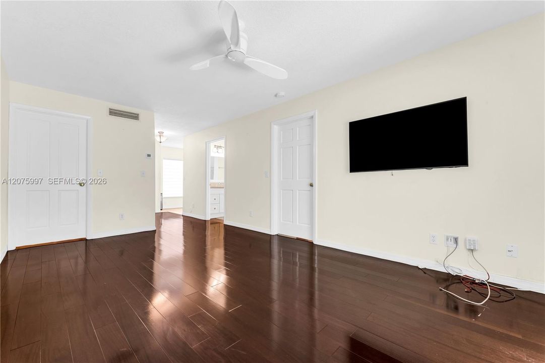 For Sale: $230,000 (1 beds, 1 baths, 610 Square Feet)