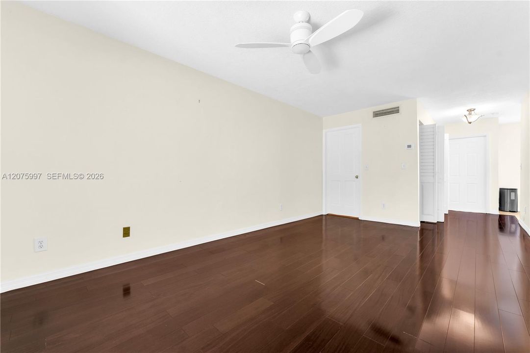 For Sale: $230,000 (1 beds, 1 baths, 610 Square Feet)
