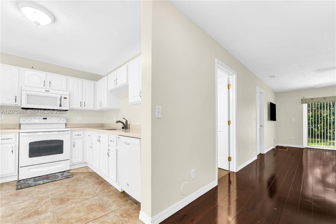 For Sale: $230,000 (1 beds, 1 baths, 610 Square Feet)