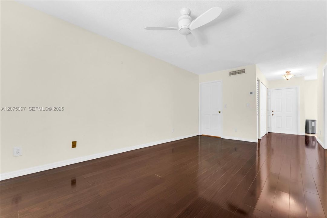 For Sale: $230,000 (1 beds, 1 baths, 610 Square Feet)