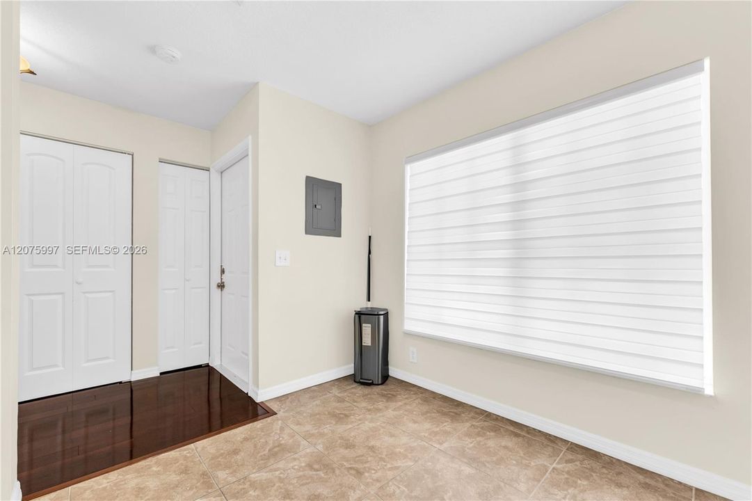 For Sale: $230,000 (1 beds, 1 baths, 610 Square Feet)