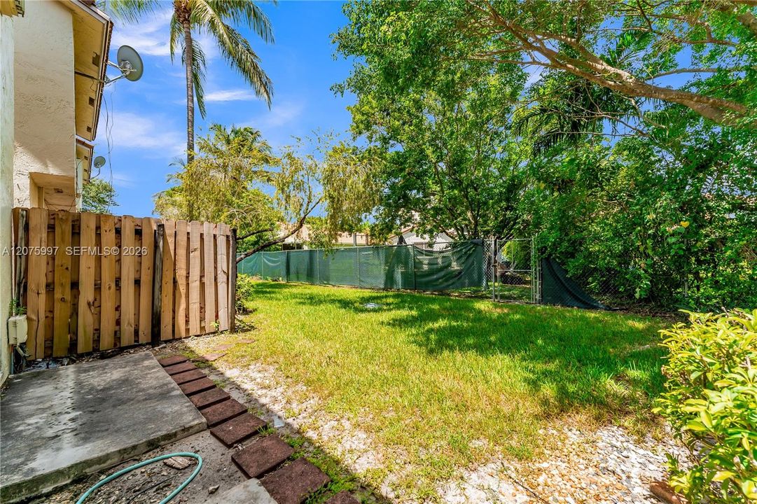 For Sale: $230,000 (1 beds, 1 baths, 610 Square Feet)