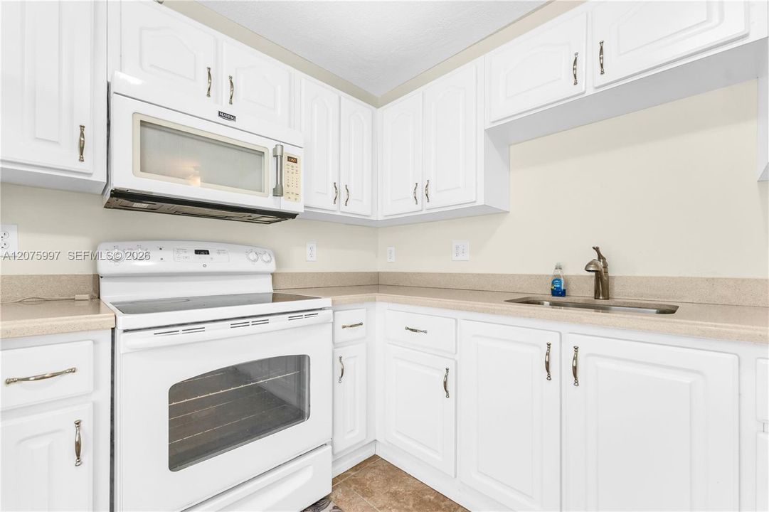 For Sale: $230,000 (1 beds, 1 baths, 610 Square Feet)