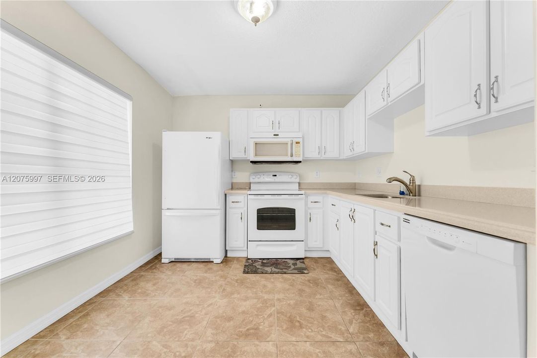 For Sale: $230,000 (1 beds, 1 baths, 610 Square Feet)