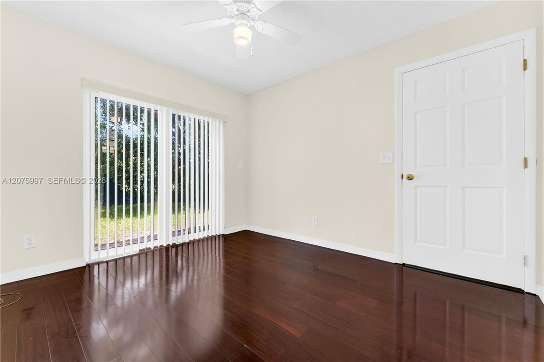 For Sale: $230,000 (1 beds, 1 baths, 610 Square Feet)