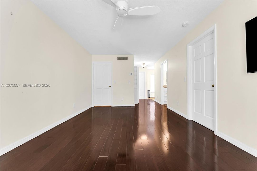 For Sale: $230,000 (1 beds, 1 baths, 610 Square Feet)