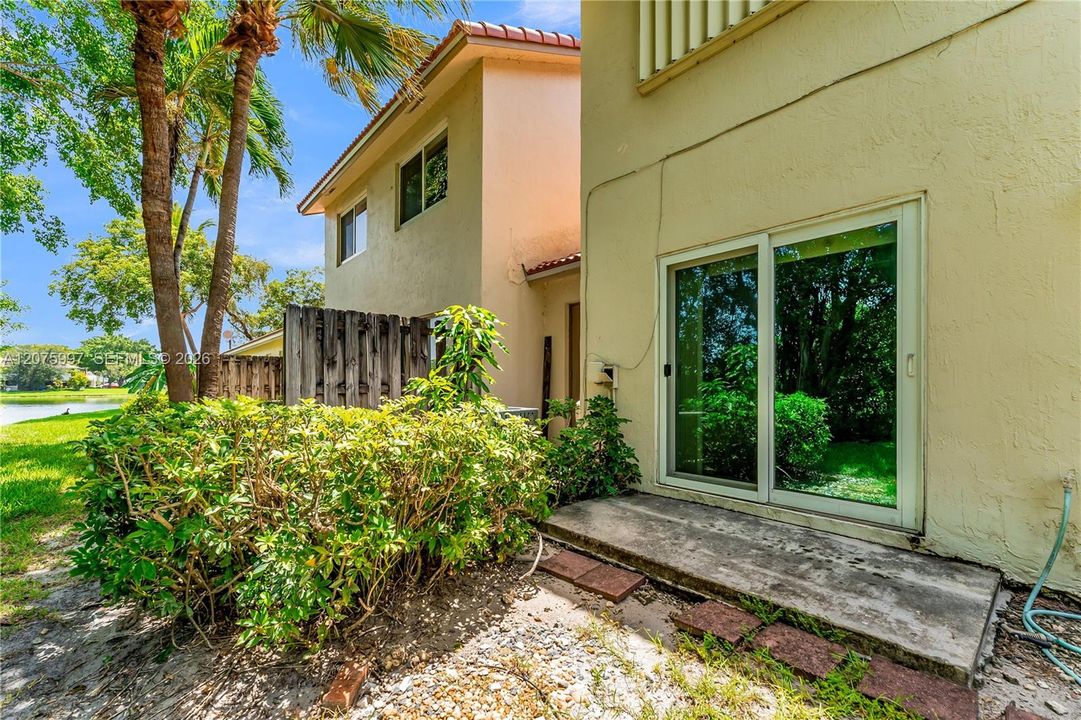For Sale: $230,000 (1 beds, 1 baths, 610 Square Feet)