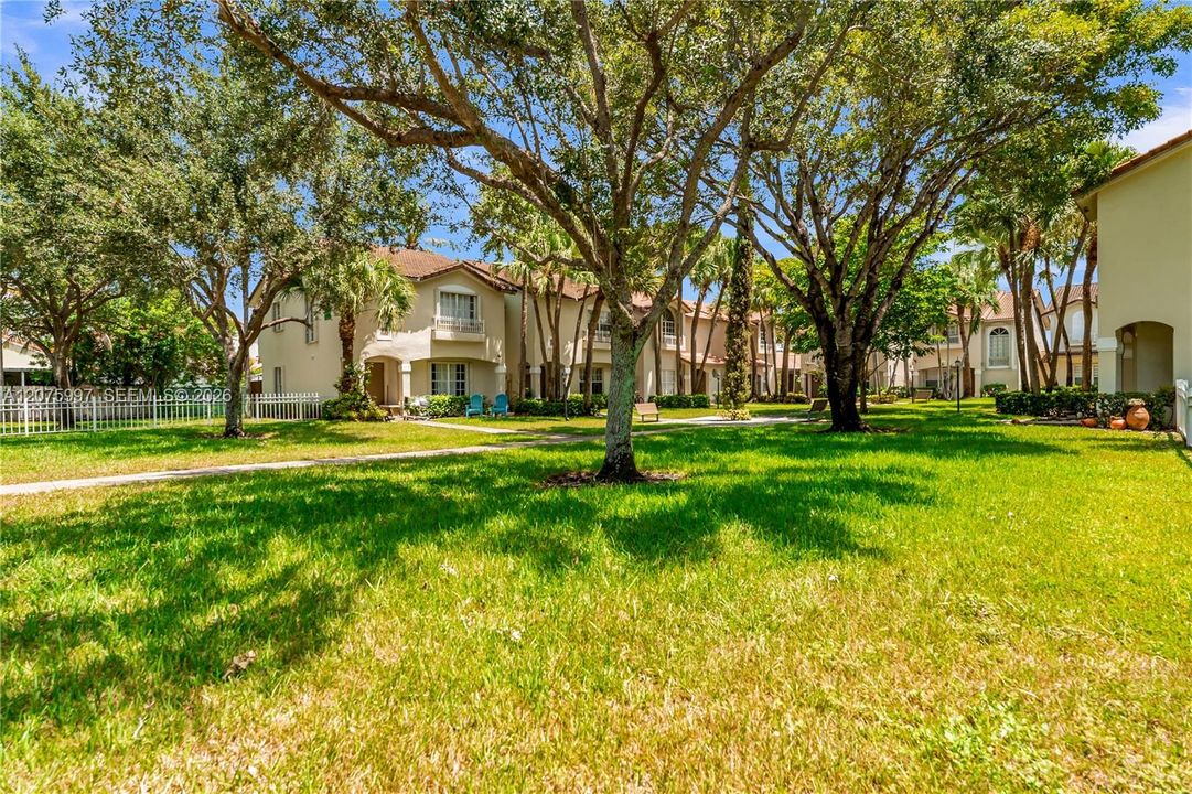 For Sale: $230,000 (1 beds, 1 baths, 610 Square Feet)