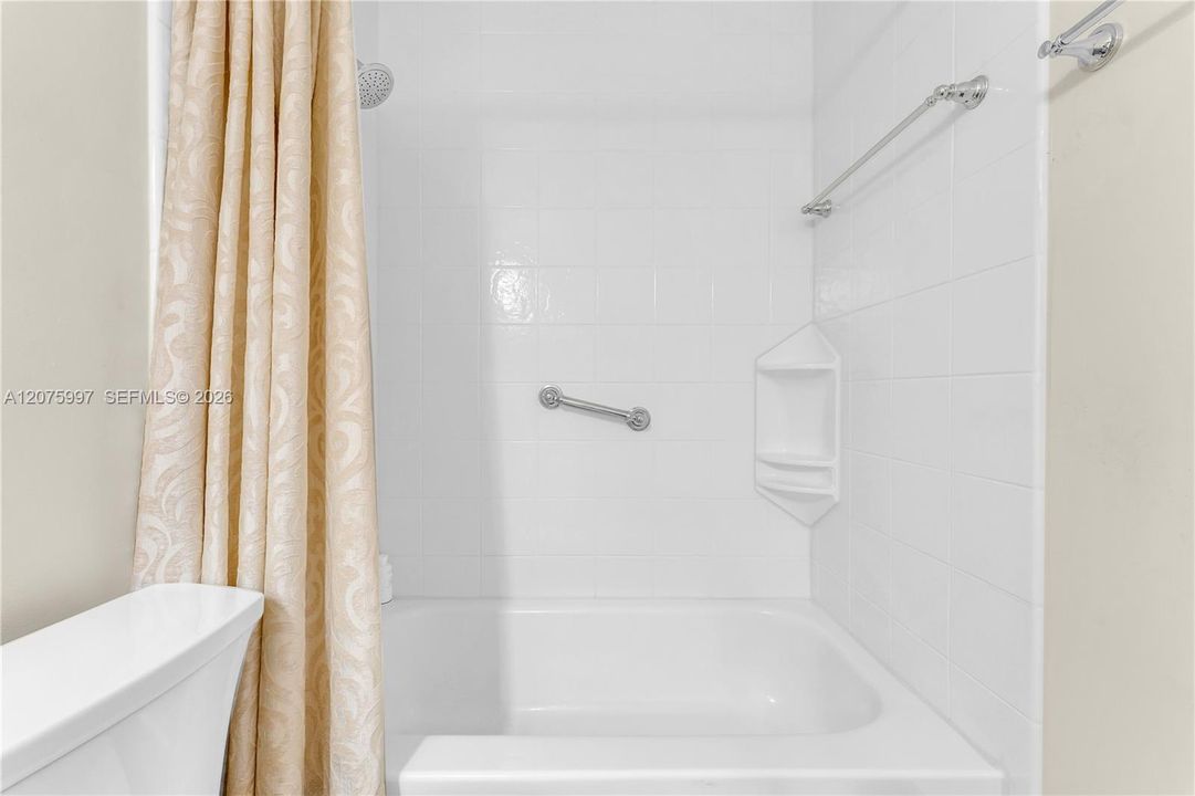 For Sale: $230,000 (1 beds, 1 baths, 610 Square Feet)