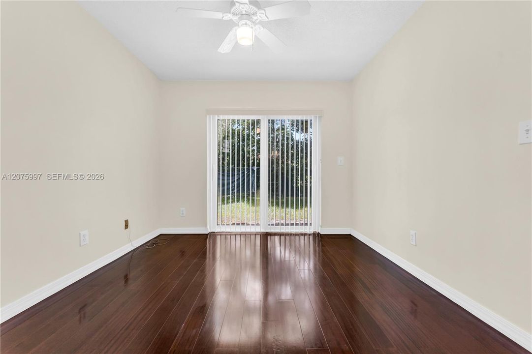 For Sale: $230,000 (1 beds, 1 baths, 610 Square Feet)