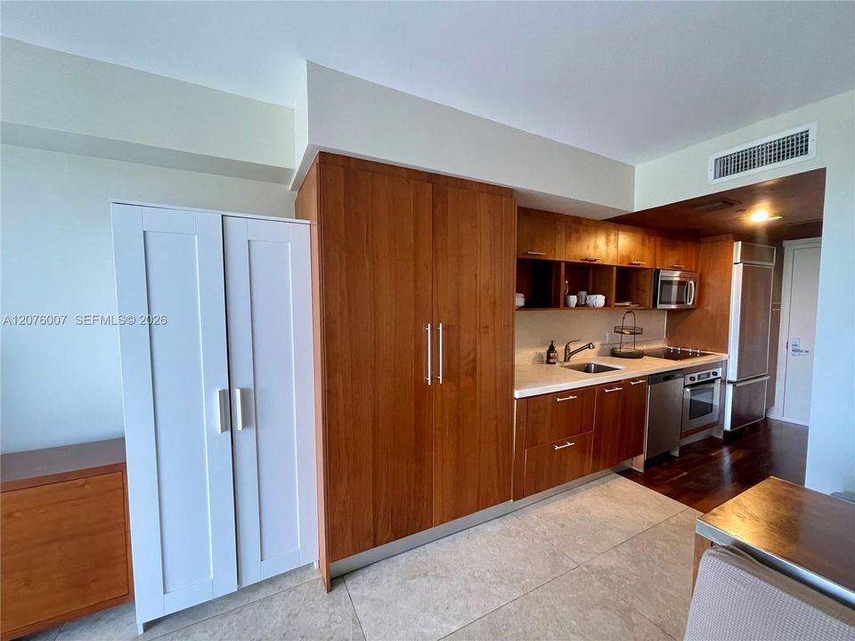 For Rent: $2,200 (0 beds, 1 baths, 449 Square Feet)