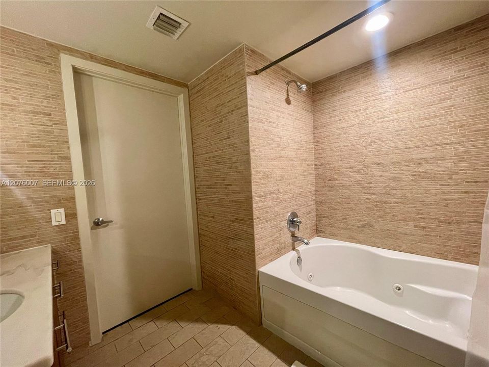 For Rent: $2,200 (0 beds, 1 baths, 449 Square Feet)