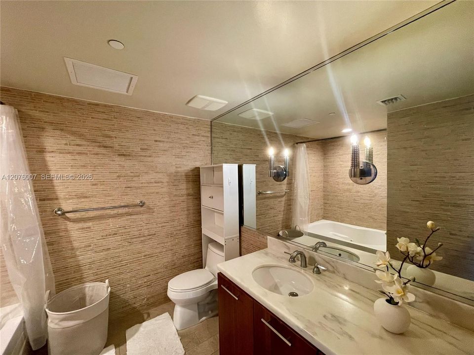For Rent: $2,200 (0 beds, 1 baths, 449 Square Feet)