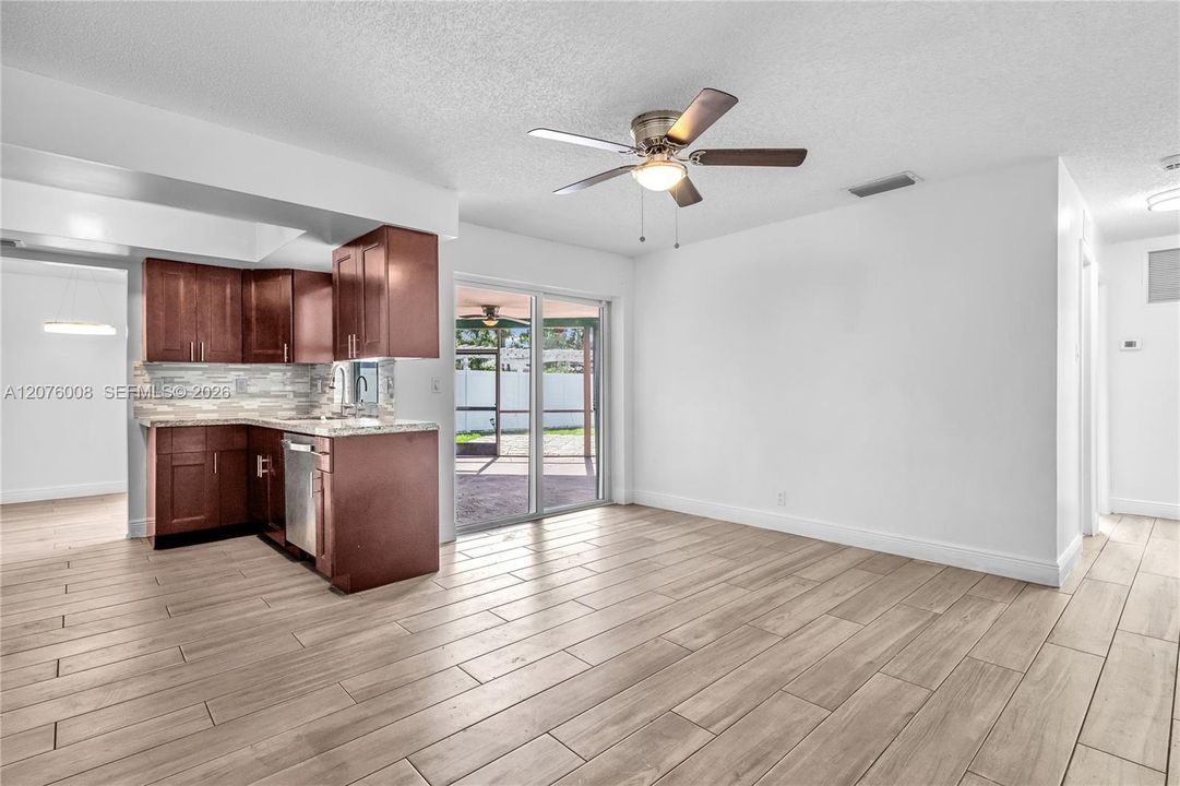En Venta: $525,000 (4 camas, 2 baños, 1624 Pies cuadrados)