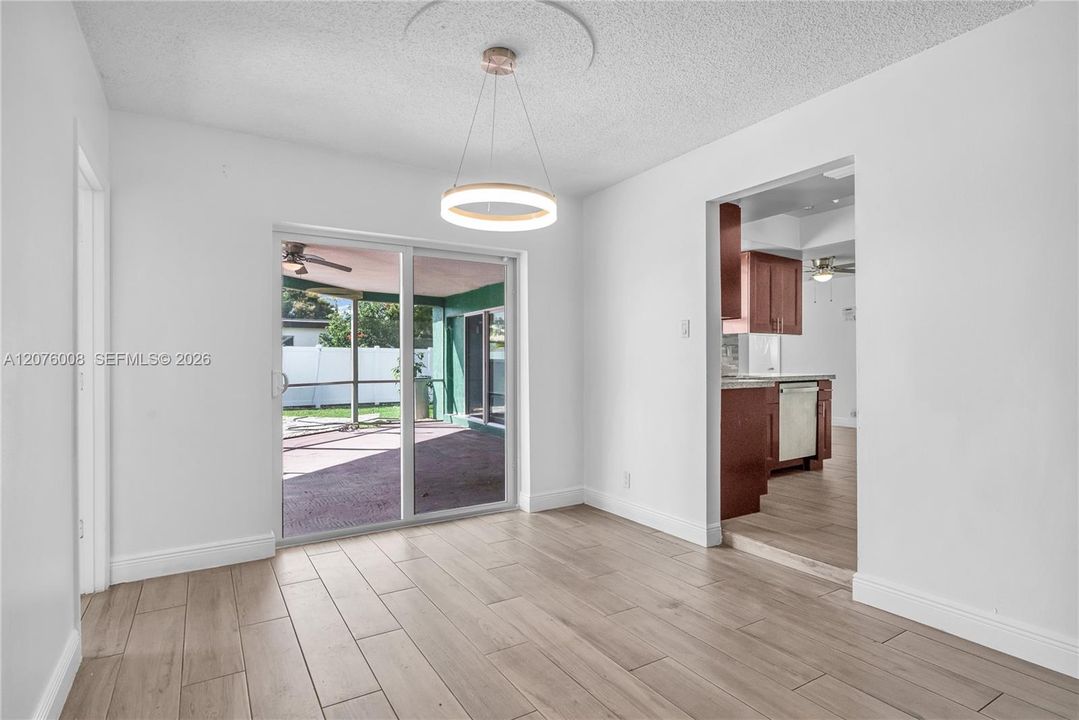 En Venta: $525,000 (4 camas, 2 baños, 1624 Pies cuadrados)