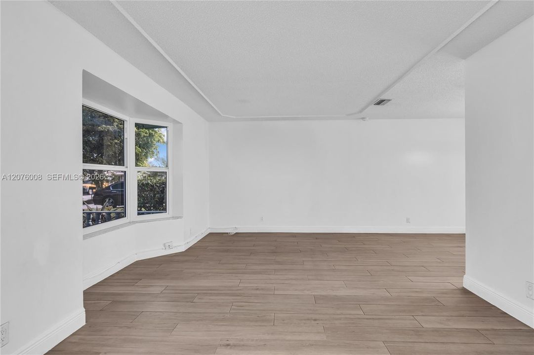En Venta: $525,000 (4 camas, 2 baños, 1624 Pies cuadrados)
