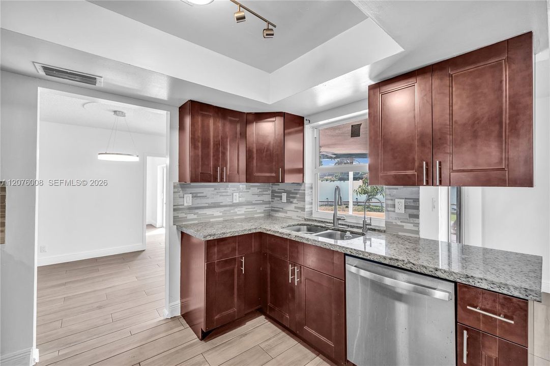 En Venta: $525,000 (4 camas, 2 baños, 1624 Pies cuadrados)