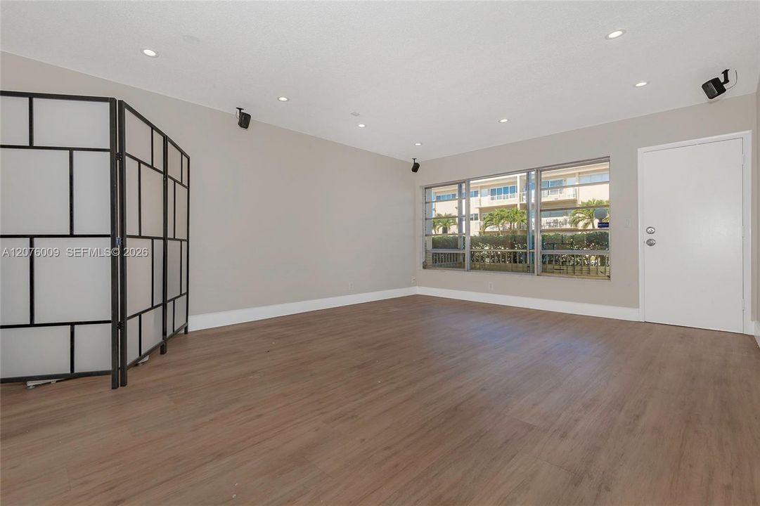 For Rent: $1,500 (1 beds, 1 baths, 676 Square Feet)