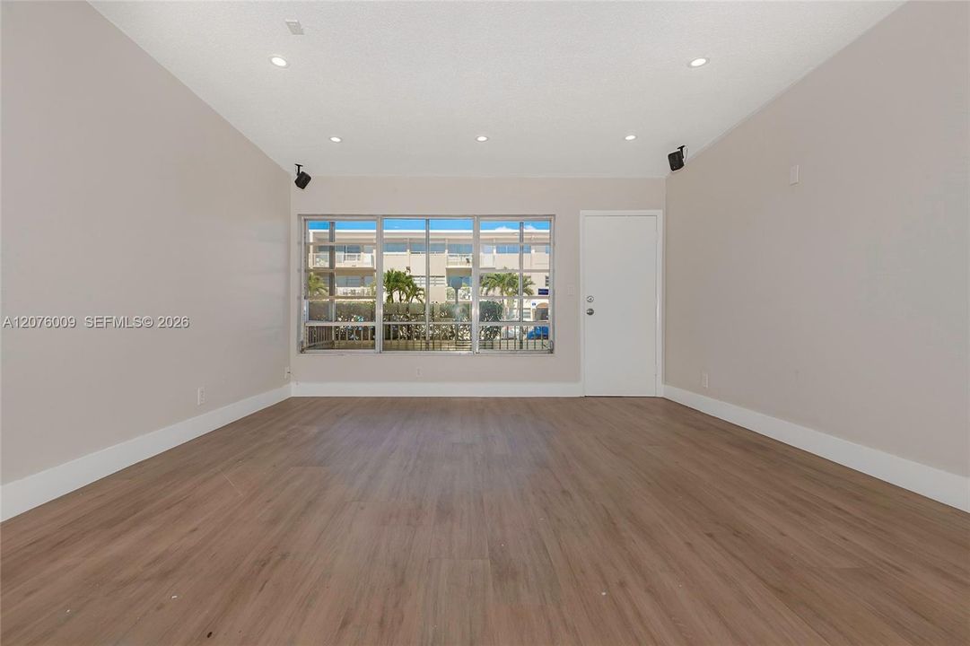 For Rent: $1,500 (1 beds, 1 baths, 676 Square Feet)