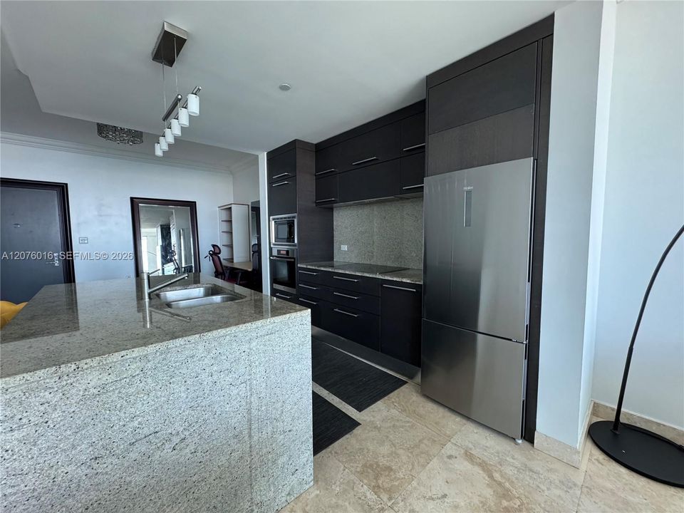For Rent: $4,500 (1 beds, 1 baths, 938 Square Feet)