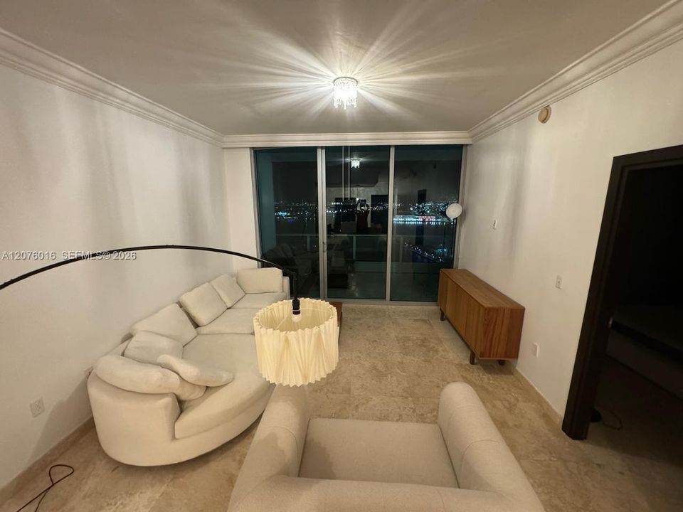 For Rent: $4,500 (1 beds, 1 baths, 938 Square Feet)