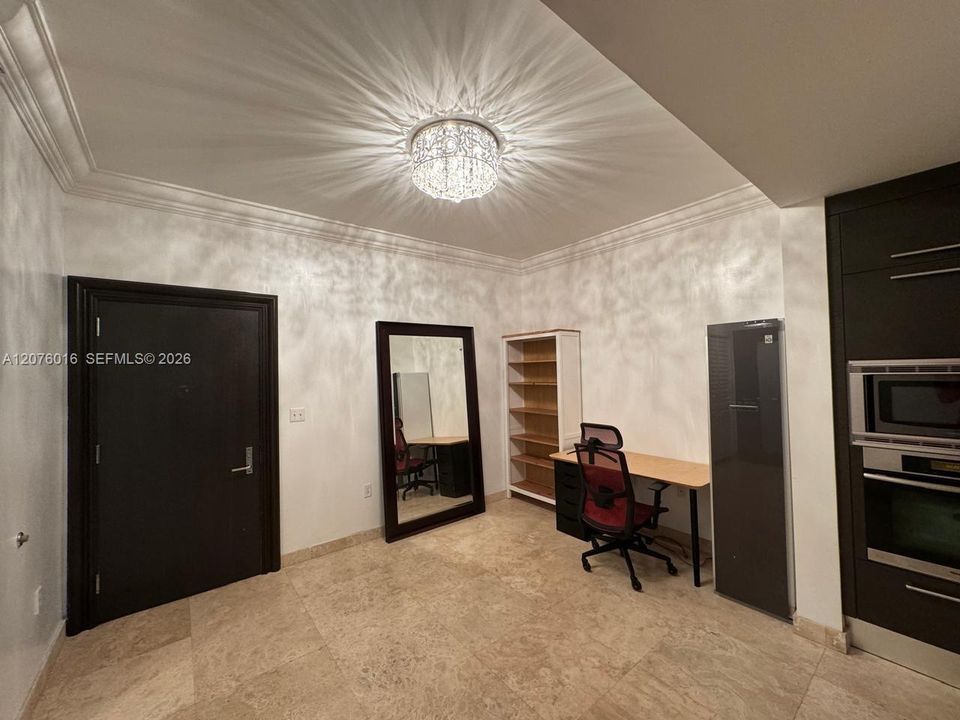 For Rent: $4,500 (1 beds, 1 baths, 938 Square Feet)