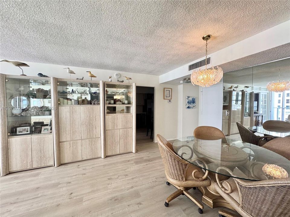 En Venta: $372,000 (2 camas, 2 baños, 1070 Pies cuadrados)