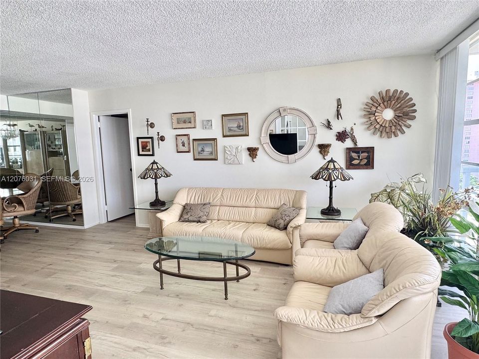 En Venta: $372,000 (2 camas, 2 baños, 1070 Pies cuadrados)