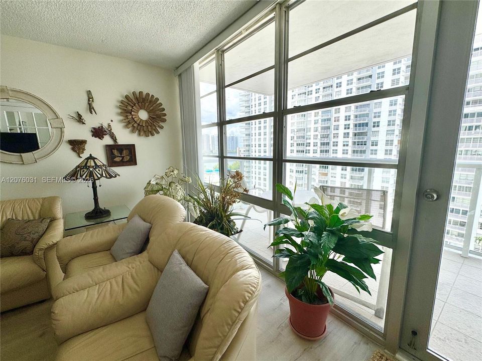 En Venta: $372,000 (2 camas, 2 baños, 1070 Pies cuadrados)