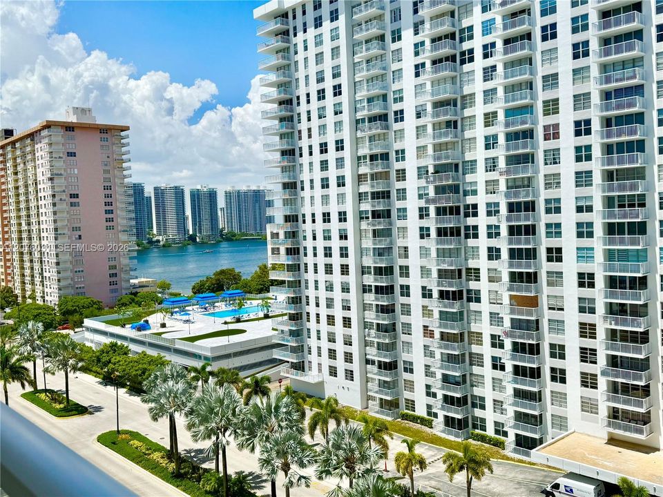 En Venta: $372,000 (2 camas, 2 baños, 1070 Pies cuadrados)