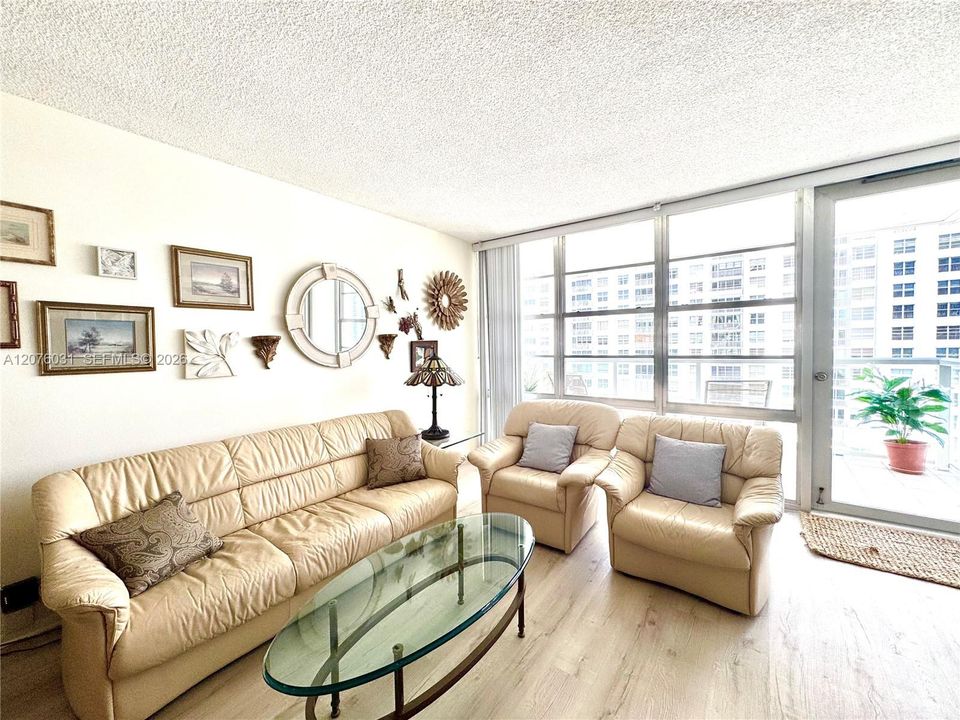 En Venta: $372,000 (2 camas, 2 baños, 1070 Pies cuadrados)