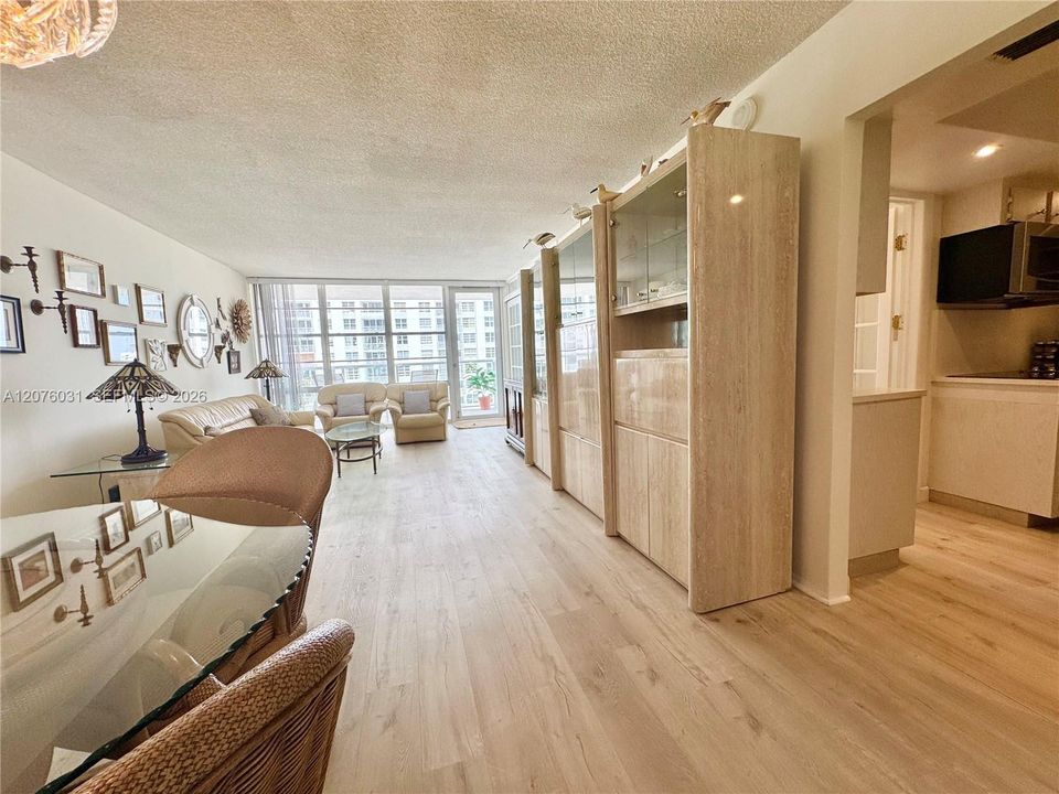 En Venta: $372,000 (2 camas, 2 baños, 1070 Pies cuadrados)