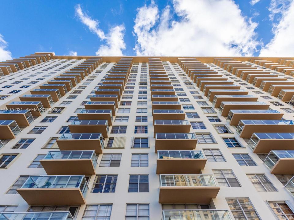 En Venta: $372,000 (2 camas, 2 baños, 1070 Pies cuadrados)