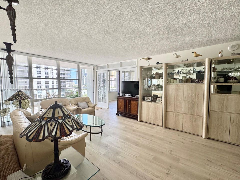 En Venta: $372,000 (2 camas, 2 baños, 1070 Pies cuadrados)