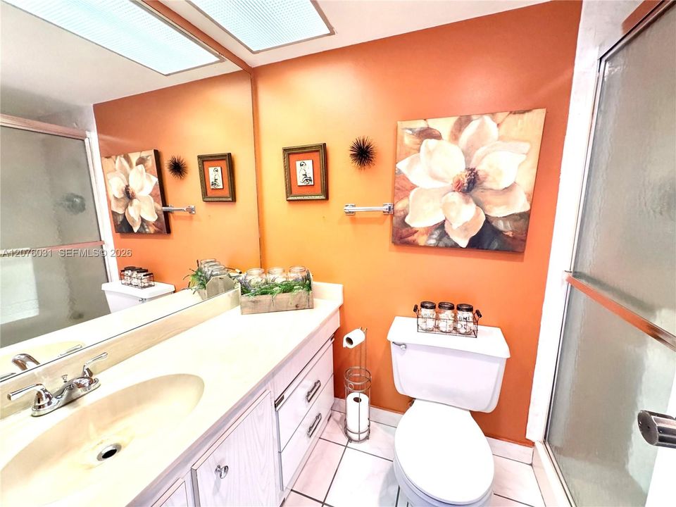 En Venta: $372,000 (2 camas, 2 baños, 1070 Pies cuadrados)