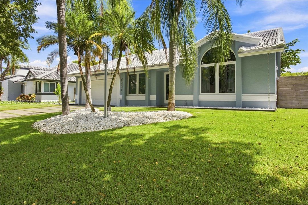For Sale: $759,900 (4 beds, 2 baths, 2107 Square Feet)