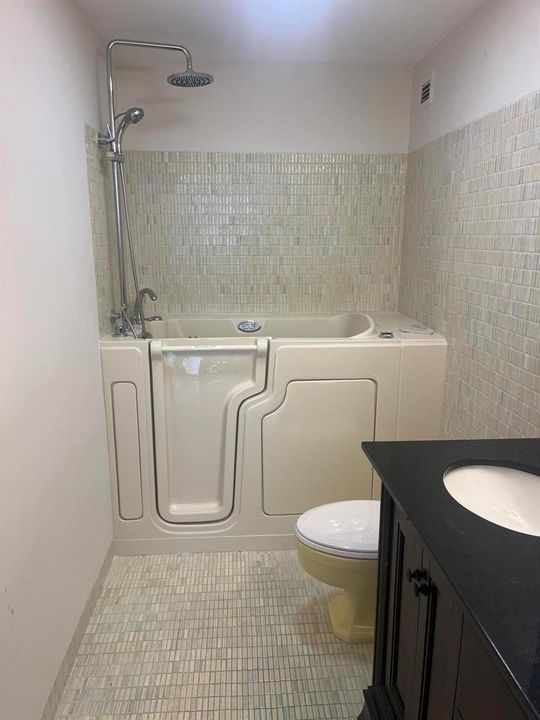 Primary Bath/Shower-Tub