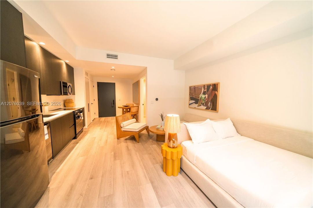 For Rent: $2,350 (0 beds, 1 baths, 423 Square Feet)