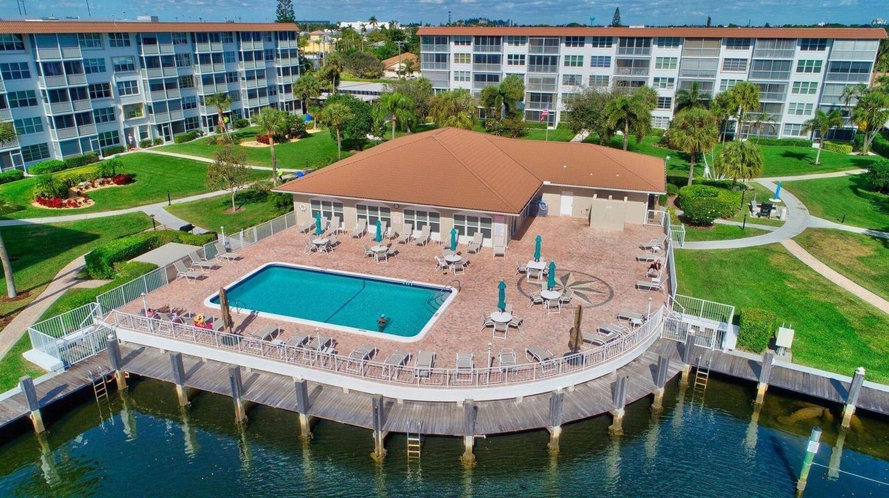 CLUBHOUSE & POOL