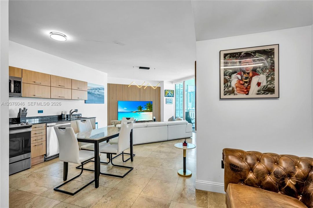 For Rent: $2,800 (1 beds, 1 baths, 740 Square Feet)