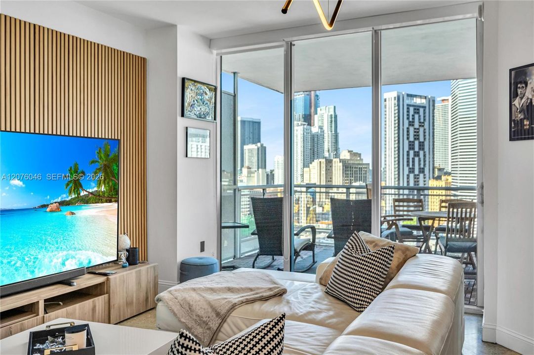 For Rent: $2,800 (1 beds, 1 baths, 740 Square Feet)