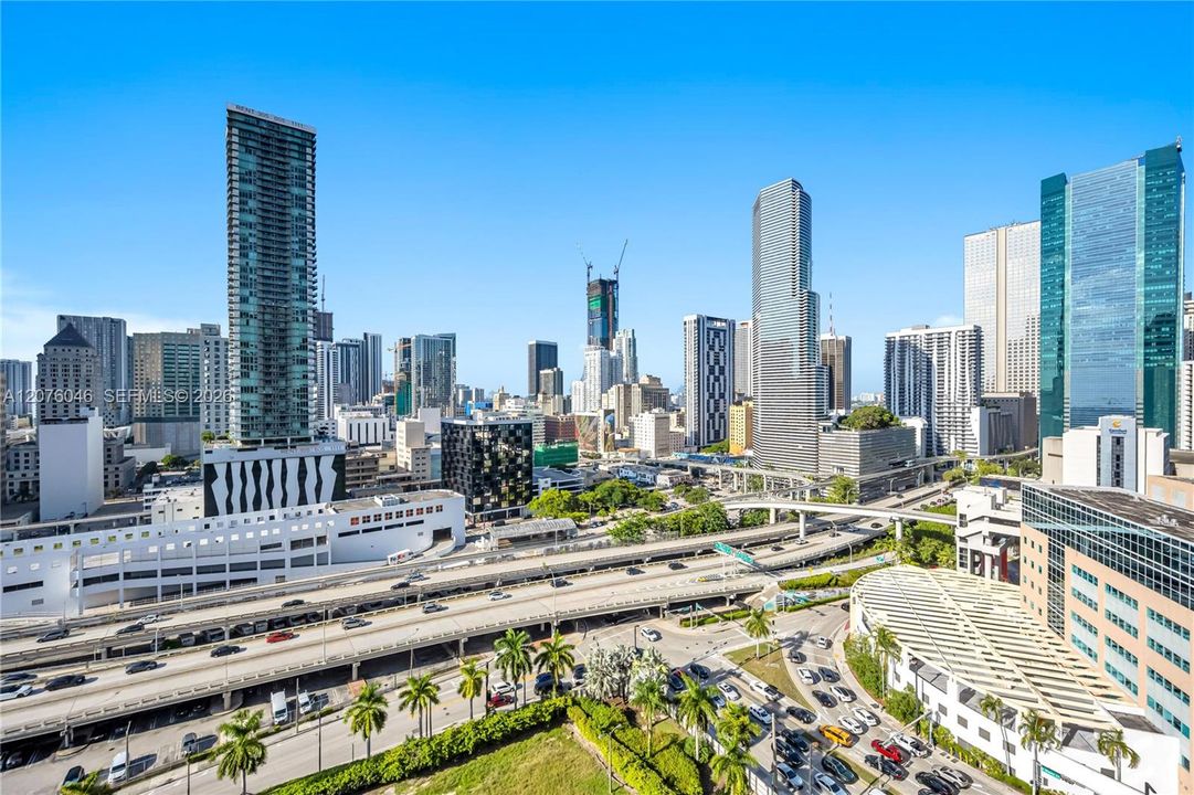 For Rent: $2,800 (1 beds, 1 baths, 740 Square Feet)