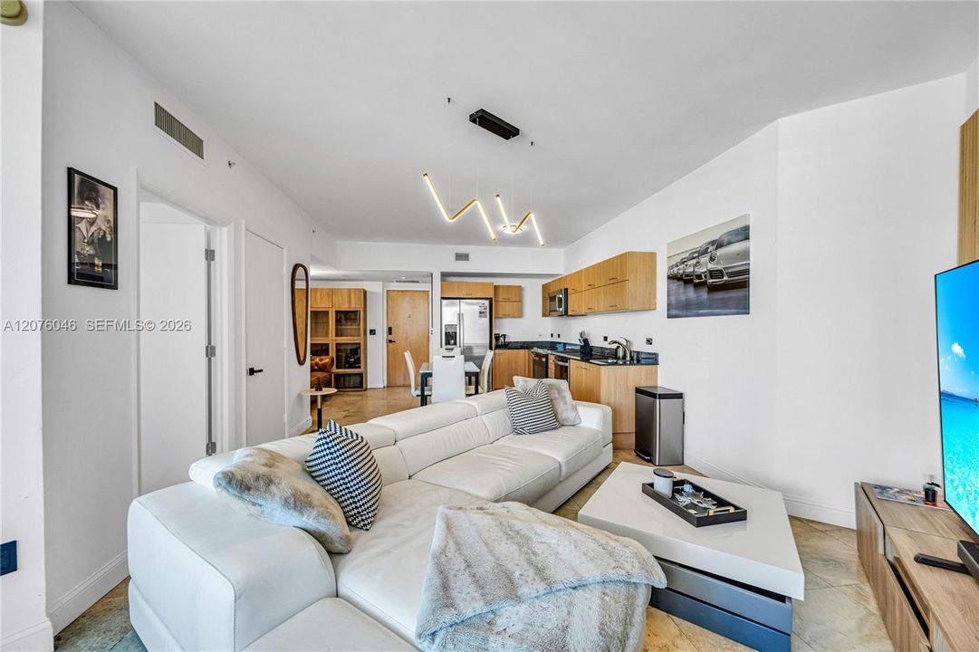 For Rent: $2,800 (1 beds, 1 baths, 740 Square Feet)